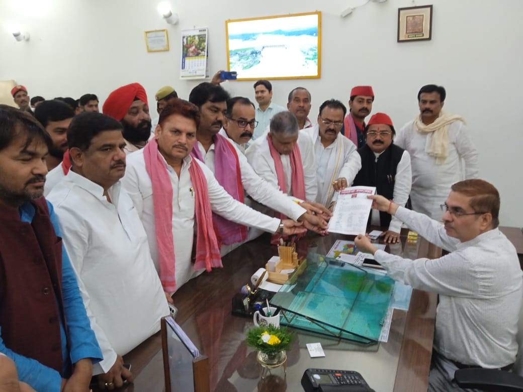 सोनभद्र। माफियाओं के इशारे पर जिले में किया जा रहा है अवैध खनन – सांसद छोटेलाल खरवार! आरोपियों के खिलाफ कार्रवाई को लेकर डीएम को सौप पत्र