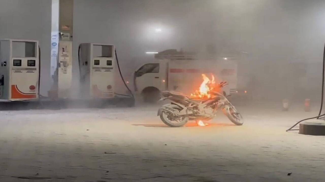 जयपुर पेट्रोल पंप पर देर रात हादसा, वीडियो में देखें बाइक में आग लगने से मची अफरा-तफरी