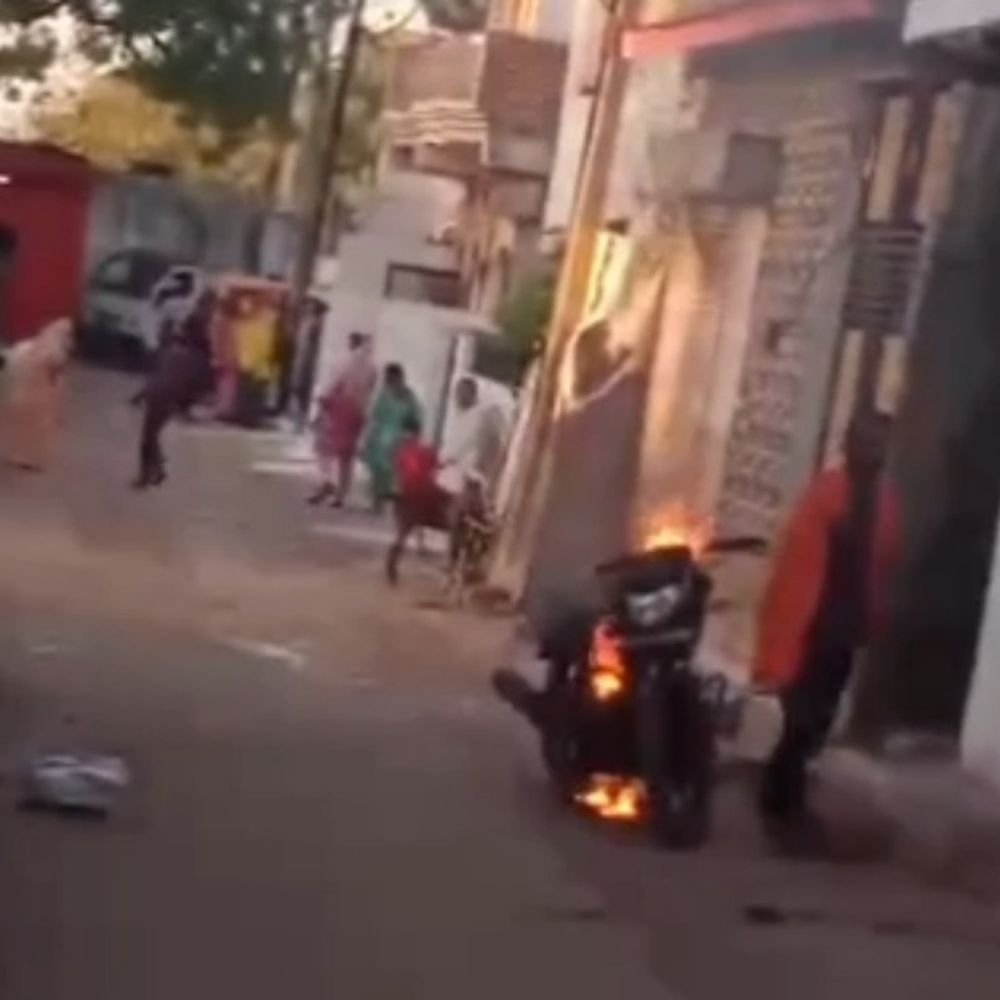 मैहर में अलग रह रही पत्नी से झगड़ने पहुंचा पति:अपनी बाइक में लगाई आग, बस्ती में किया जमकर हंगामा