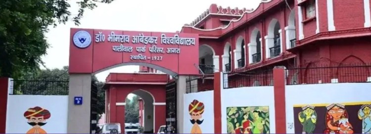 आगरा यूनिवर्सिटी में नया विवाद: डिबार परीक्षा केंद्रों की सूची गायब, भड़के हुए छात्रों ने ये कहा