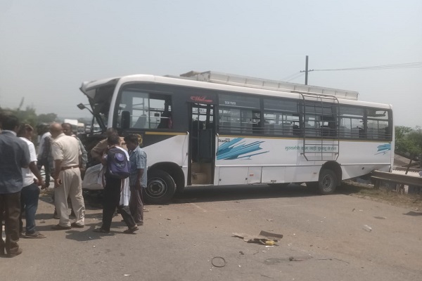 Seraikela : चांडिल के भादुडीह में बस और एलपीटी ट्रक की भीषण टक्कर, महिलाओं समेत दर्जनों यात्री घायल, हादसे के बाद मची चीख-पुकार