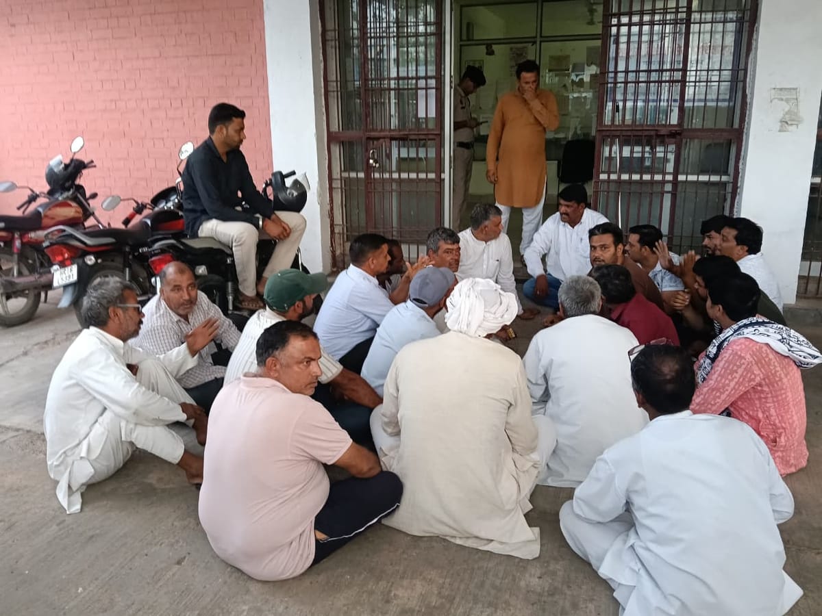 Charkhi Dadri News: समय पर उठान न होने से क्षुब्ध आढ़तियों, किसानों ने मार्केट कमेटी कार्यालय के बाहर बैठकर जताया विरोध