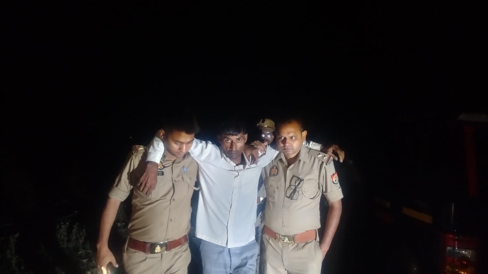 शाहजहांपुर में पुलिस मुठभेड़: तीन बदमाश गिरफ्तार, दो को लगी गोली