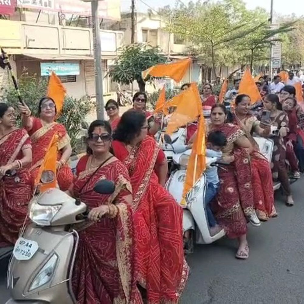 भगवान परशुराम जयंती पर नीमच में निकली वाहन रैली:जनसैलाब उमड़ा, शहरवासियों ने पुष्प वर्षा कर किया स्वागत