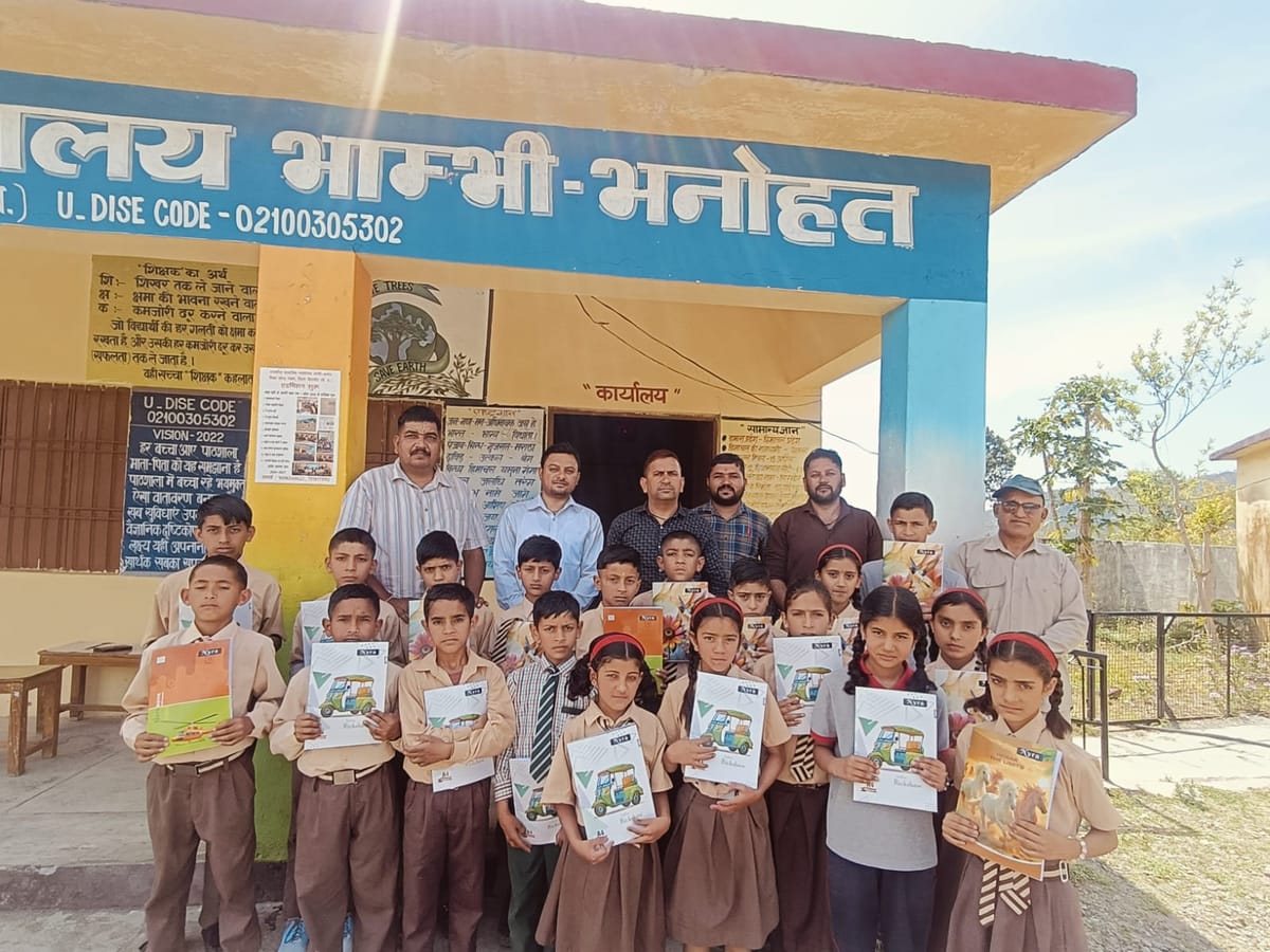 Sirmour News: पटवारी ने बेटे के जन्मदिन पर विद्यार्थियों का बांटे रजिस्टर