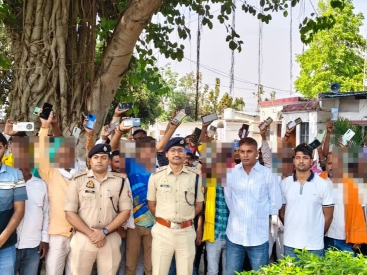 चंदौली पुलिस का कमाल, 121 खोए मोबाइल किए बरामद; मालिकों के चेहरे पर आई रौनक