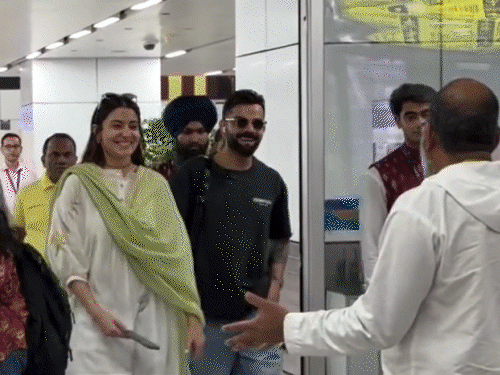 एयरपोर्ट पर शख्स को देखते ही अनुष्का ने छुए पैर:पीछे खड़े विराट भी मुस्कुराते रहे, प्रेमानंद महाराज के आश्रम जाने से पहले मुलाकात हुई