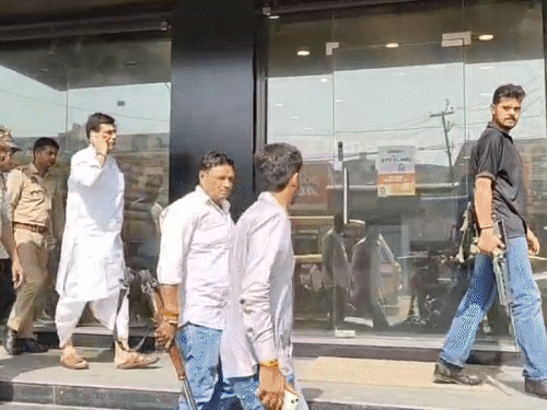 यूपी की बड़ी खबरें:गाजियाबाद में लेंसकार्ट के शोरूम में पहुंचे BJP विधायक, बोले- कंपनी का मालिक औरंगजेब की औलाद