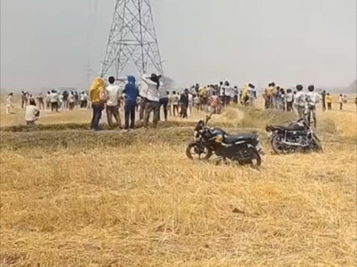 बक्सर में 60 मीटर बिजली टावर पर चढ़ा पति:पत्नी ने पैसे देने से किया था मना, दोनों हाथ फैलाकर खड़ा रहा; पुलिस ने माइकिंग कर बुलाया