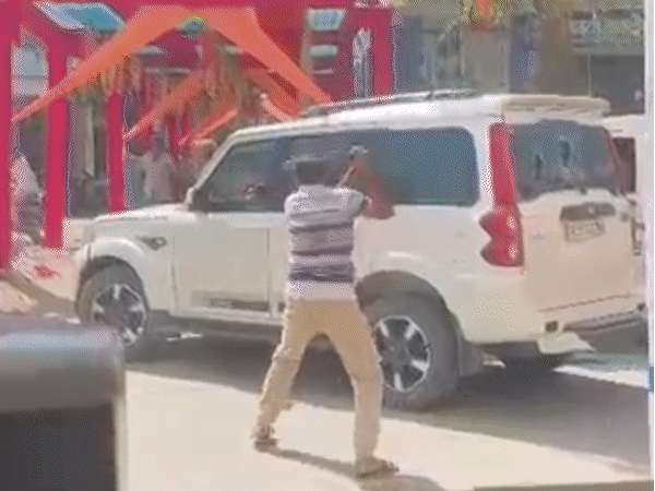 बदमाश ने पुलिसकर्मियों पर तानी पिस्टल, VIDEO:नाकाबंदी तोड़कर भागे तो पीछा कर घेरा; स्कॉर्पियो के शीशे और बोनट पर बरसाईं लाठियां