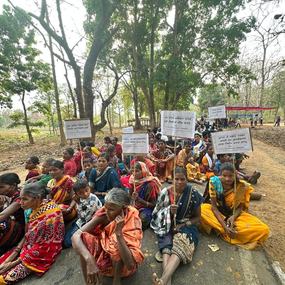 पुल निर्माण रुका, ग्रामीणों ने हाईवे किया जाम:काम रोकने से पुराने रपटे की मरम्मत की मांग, महिलाएं और स्कूली बच्चे भी प्रदर्शन में शामिल