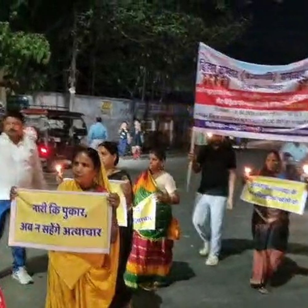 जमुई में महिलाओं का कैंडल मार्च:'नारी पर अत्याचार नहीं सहेगा हिंदुस्तान' के लगे नारे, नालंदा घटना के दोषियों को फांसी की मांग