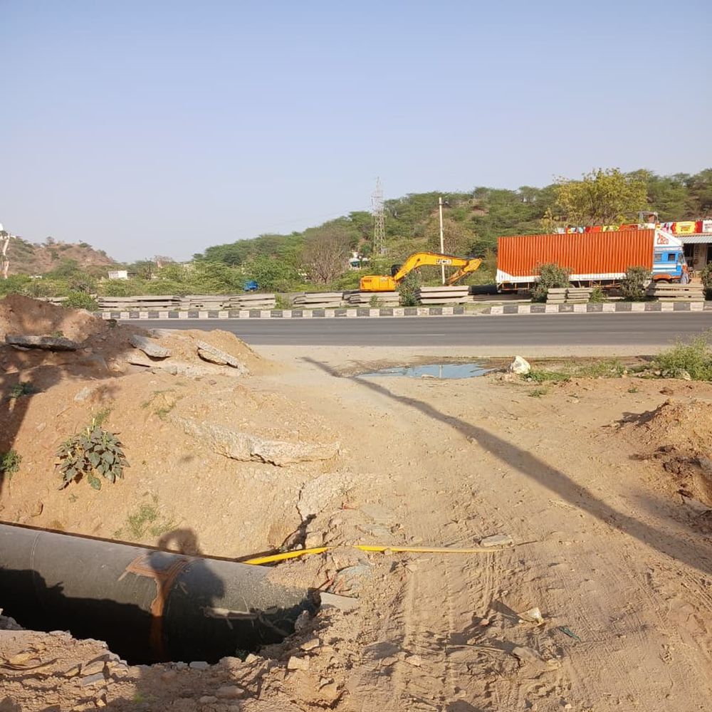 पीपलाज में नाला निर्माण के लिए खुदाई की, काम अधूरा