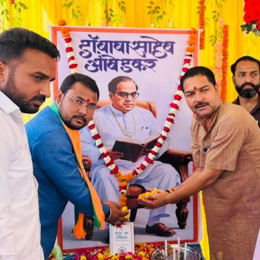 गोंडा में मनाई गई डॉ. भीमराव अंबेडकर की 135वीं जयंती:जिले भर में कार्यक्रम, शोभायात्राएं और सहभोज; ड्रोन से निगरानी, अधिकारियों ने किया माल्यार्पण