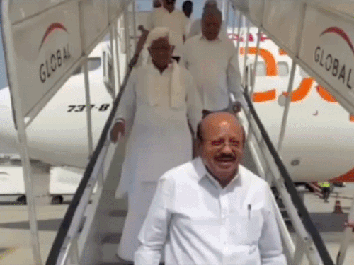 आस्था के साथ सियासी संदेश:कर्नाटक के कांग्रेस विधायक दिल्ली से अयोध्या पहुंचे, रामलला के किए दर्शन