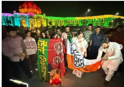 महिला आरक्षण बिल पर सियासी घमासान: अपर्णा यादव ने सपा-कांग्रेस पर साधा निशाना, झंडा जलाकर जताया विरोध