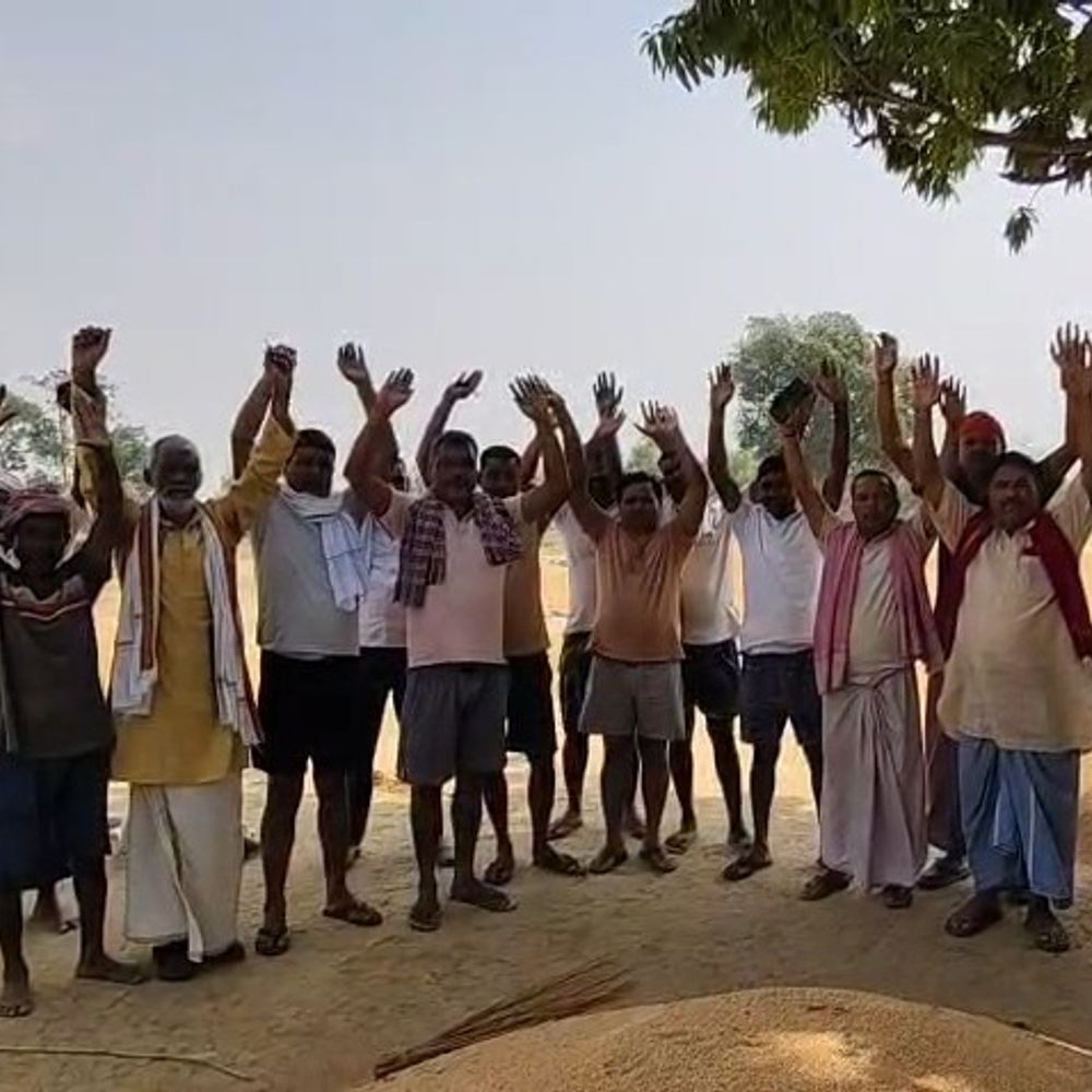चंदौली में गेहूं खरीद केंद्र नहीं खुले:किसान नाराज, फसल खुले में पड़ी, आत्मदाह की चेतावनी