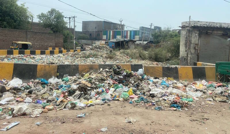 Faridabad News: राजीव कॉलोनी में सड़क किनारे लगे कूड़े के ढेरों से परेशानी