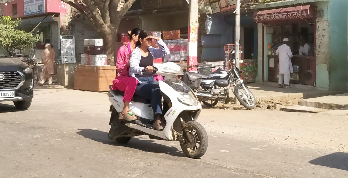Balrampur News: 41 के पार पहुंचा पारा, गर्म हवा से जनजीवन अस्त-व्यस्त