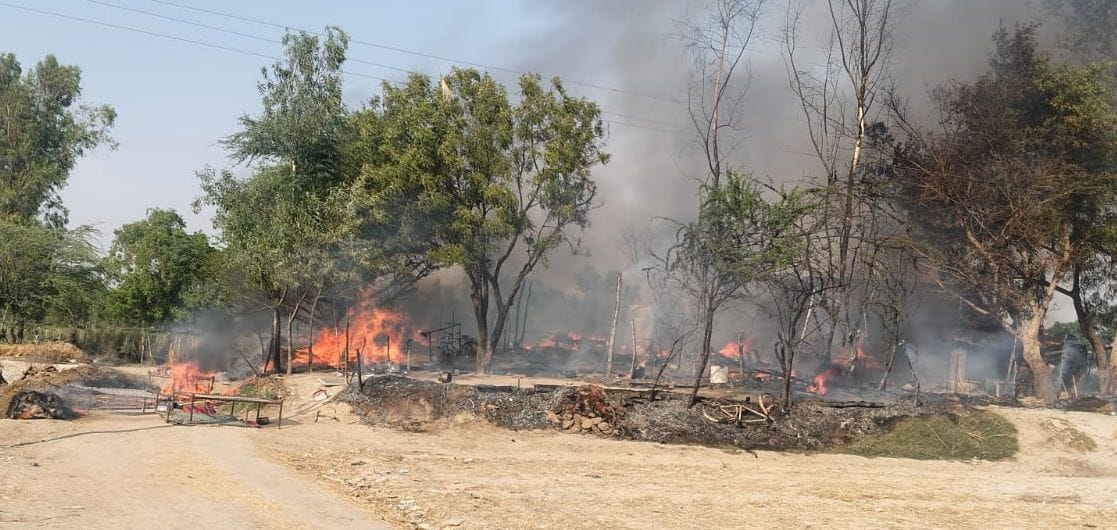 Kasganj News: नवाबगंज नगरिया में भीषण अग्निकांड, पांच झोपडियां जली