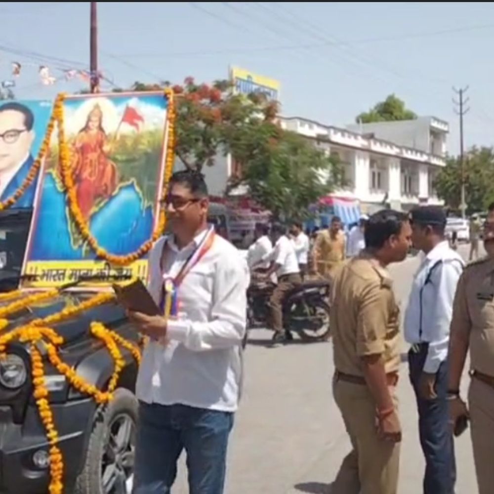 उरई में अंबेडकर जयंती पर RSS का पथ संचलन:जालौन में सैकड़ों स्वयंसेवकों ने भाग लिया, बाबा साहब के योगदान को याद किया