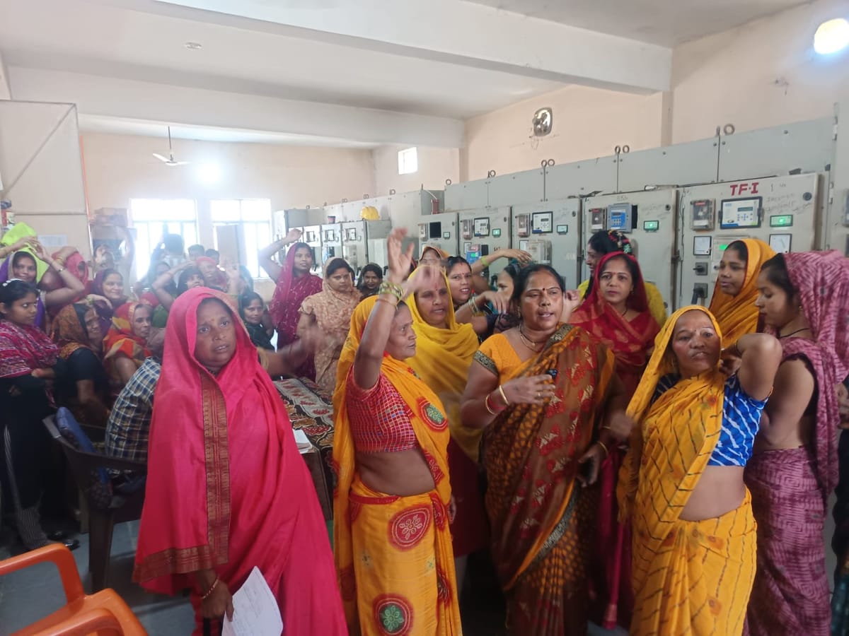Firozabad News: स्मार्ट मीटर के खिलाफ महिलाओं का फूटा गुस्सा, बिजलीघर पर हंगामा
