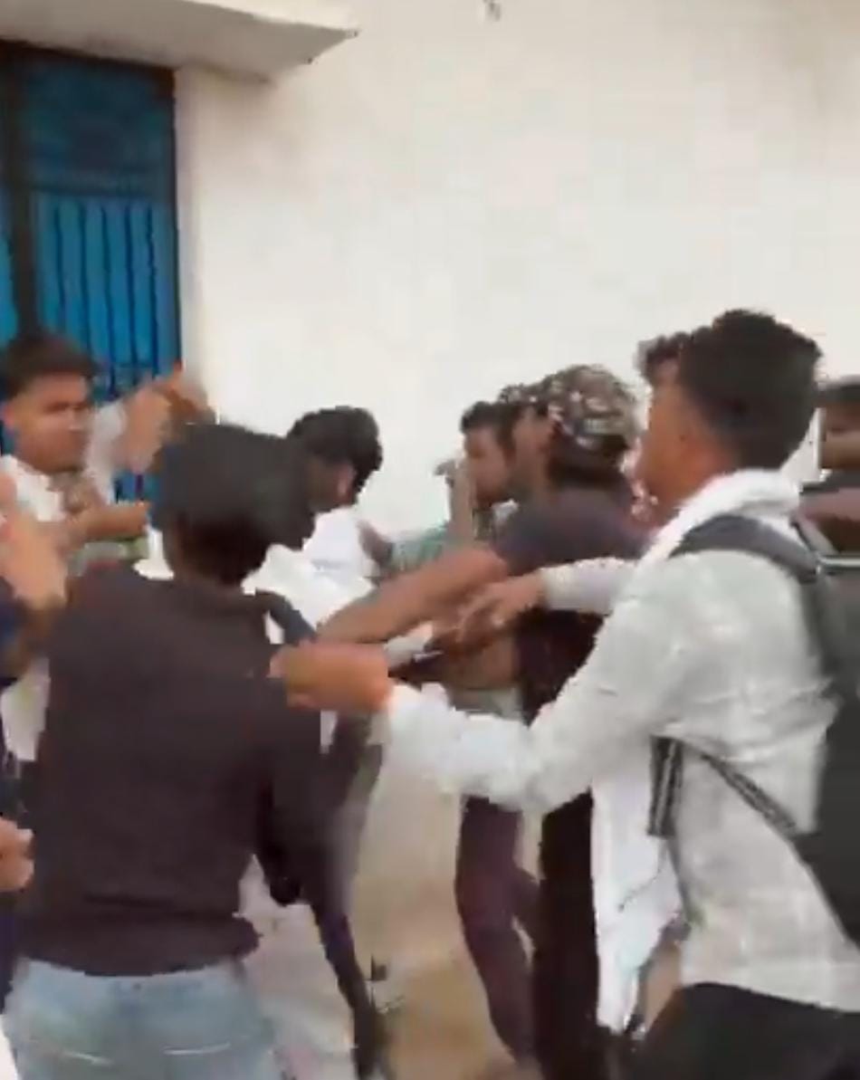 Pilibhit News: गैस वितरण के समय एजेंसी में कर्मी से मारपीट