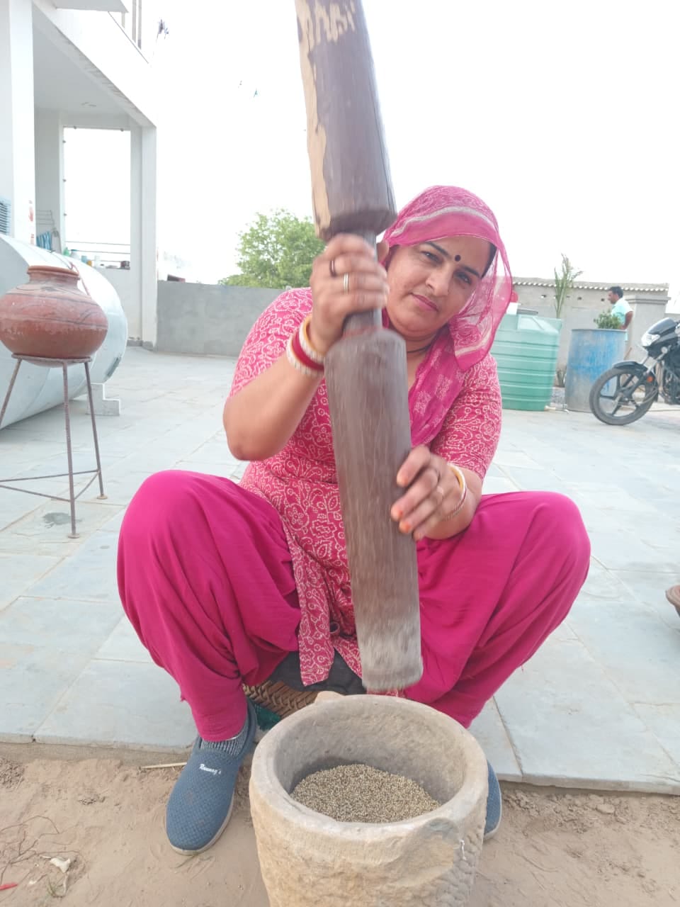 Sirsa News: बाजरे की खिचड़ी बनाकर अक्षय तृतीया आखा तीज पर्व मनाया