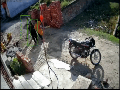 पति ने गर्भवती बेटी और पत्नी को बेरहमी से पीटा:जेवर और मोबाइल लूटकर हुआ फरार, खाकी के रसूख के आगे बेबस हुई मां-बेटी, घटना का वीडियो आया सामने