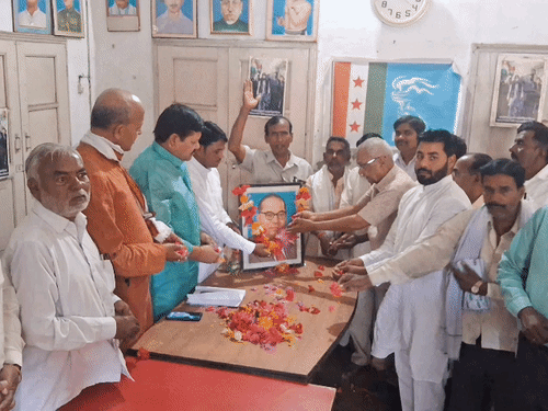 कमला नेहरू भवन में बाबा साहब की जयंती मनाई:केक काटा, माल्यार्पण कर श्रद्धांजलि दी; गोष्ठी में वक्ताओं ने बताई उनके विचारों की प्रासंगिकता