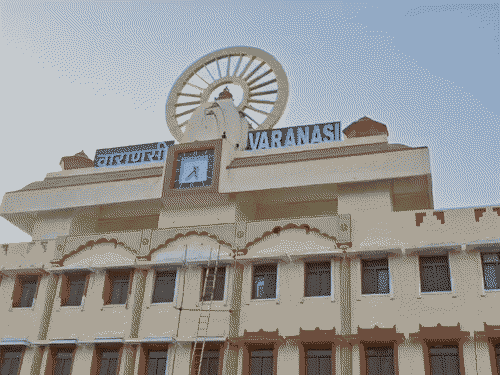 वाराणसी रेलवे स्टेशन की एक साल में रिकार्ड आमदनी:वित्तीय वर्ष 2025-26 में कमाए 750 करोड़, रोजाना सफर करते हैं 94 हजार यात्री