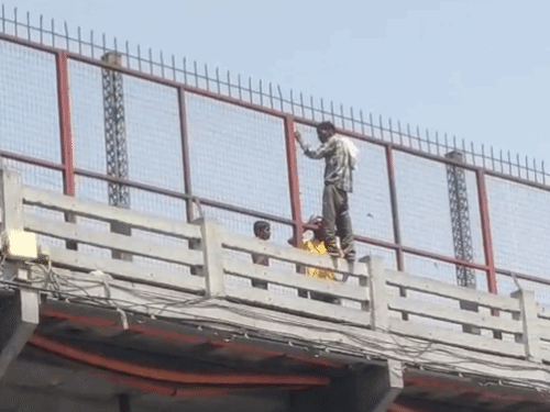 पत्नी से नाराज पति ने गंगा में कूदने की कोशिश:100 रुपये के लिए विवाद, VIDEO, पुलिस ने बचाई जान