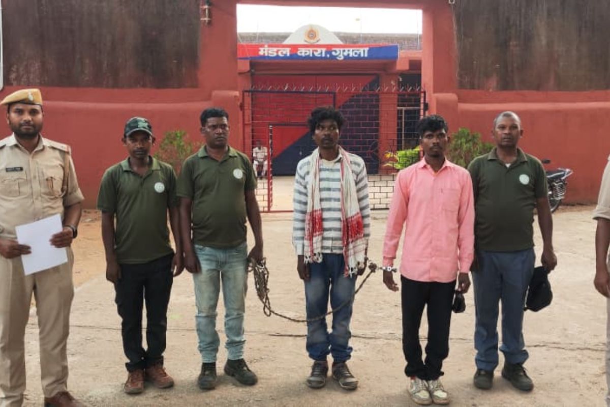 गुमला: टुडुरमा जंगल में आग बुझाने गई टीम को मिला शिकार का सामान, दो गिरफ्तार