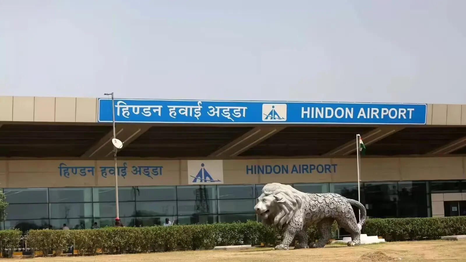 हिंडन एयरपोर्ट पर एक साल में 25 से 5 हुई फ्लाइट्स की संख्या, गुजरात के लिए विमान सेवा 5 मई से