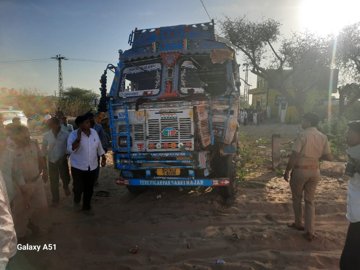 Barmer School Bus Accident: बाड़मेर में हादसा! स्कूली बस को ट्रक ने मारी टक्कर, 10 बच्चे घायल, 6 की हालत गंभीर