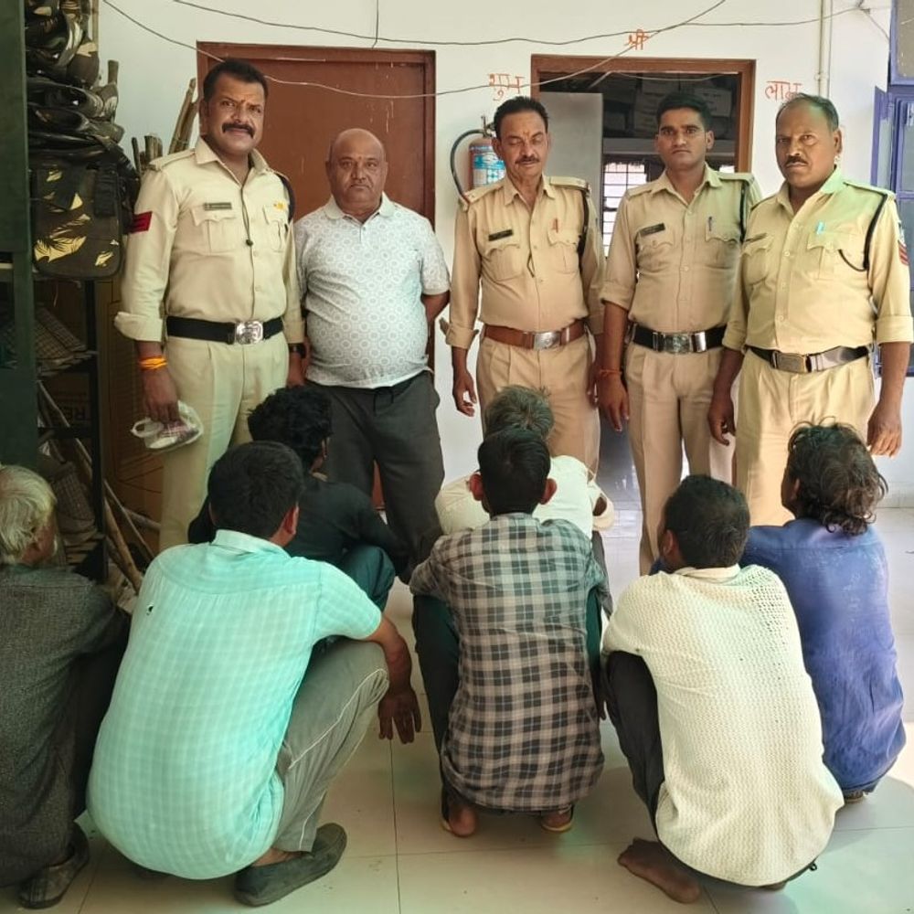 कॉम्बिंग गश्त में पुलिस ने पकड़े 7 वारंटी:बांदरी थाना इलाके के मामलों में थे फरार, 9 वारंटियों ने पेश की वारंट निरस्त की रसीद
