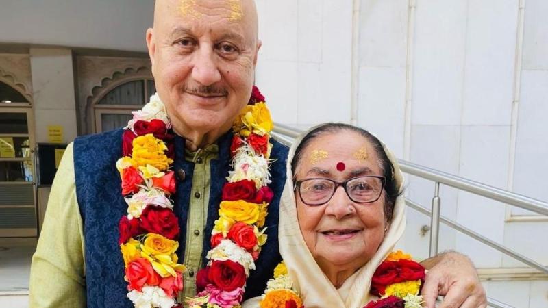 अनुपम खेर ने शेयर किया भावुक वीडियो, मां को बताया असली स्टार