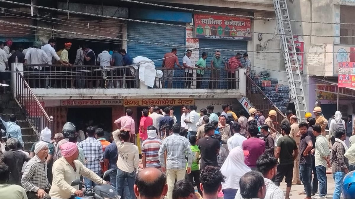 चार मंजिला मकान में लगी आग: मदद के लिए छत पर पहुंचे किराएदार, एक घंटे बाद आया दमकल; खत्म हो गया पानी