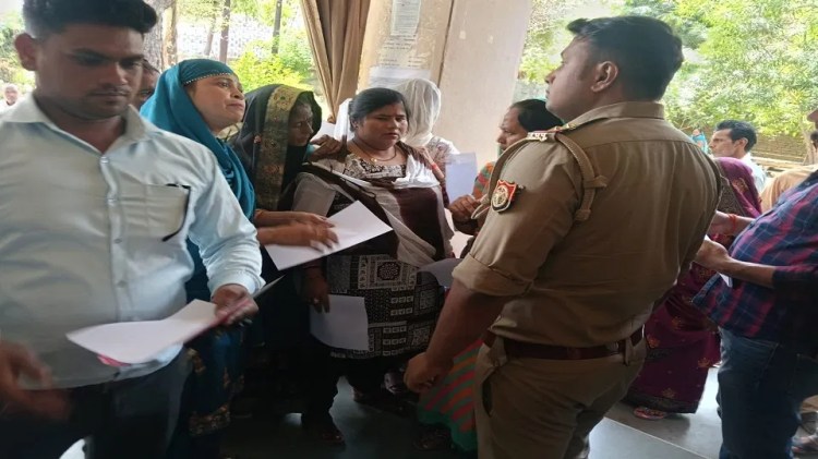 स्मार्ट मीटर पर बवाल: महिलाओं का फूटा गुस्सा, बिजली घर घेरा; आक्रोश देख अफसर दफ्तर छोड़ भागे