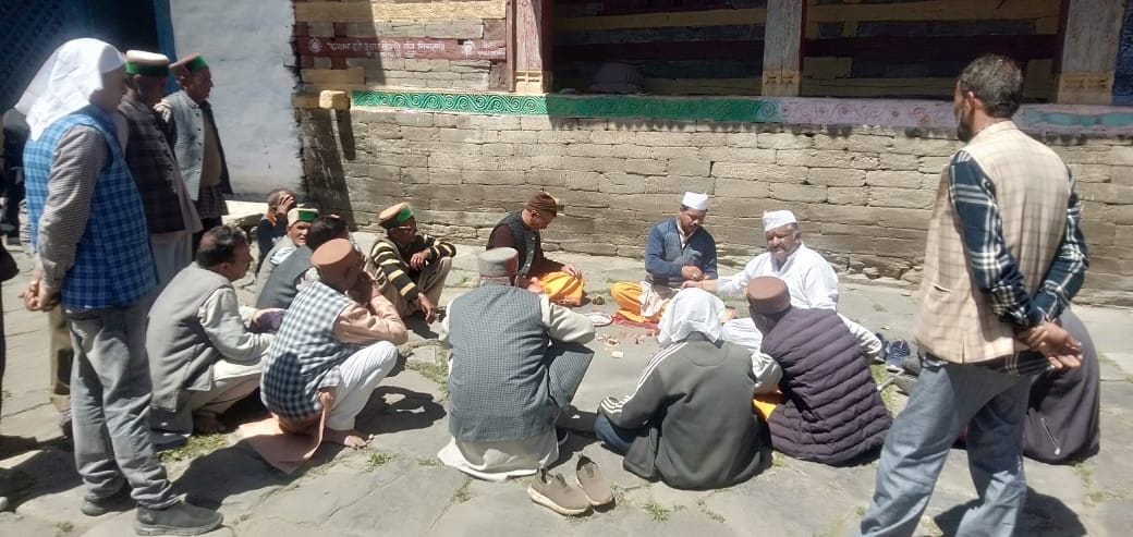 Rampur Bushahar News: बुरांस के फूल घरों में लगाकर मनाया बैसाख का साजा