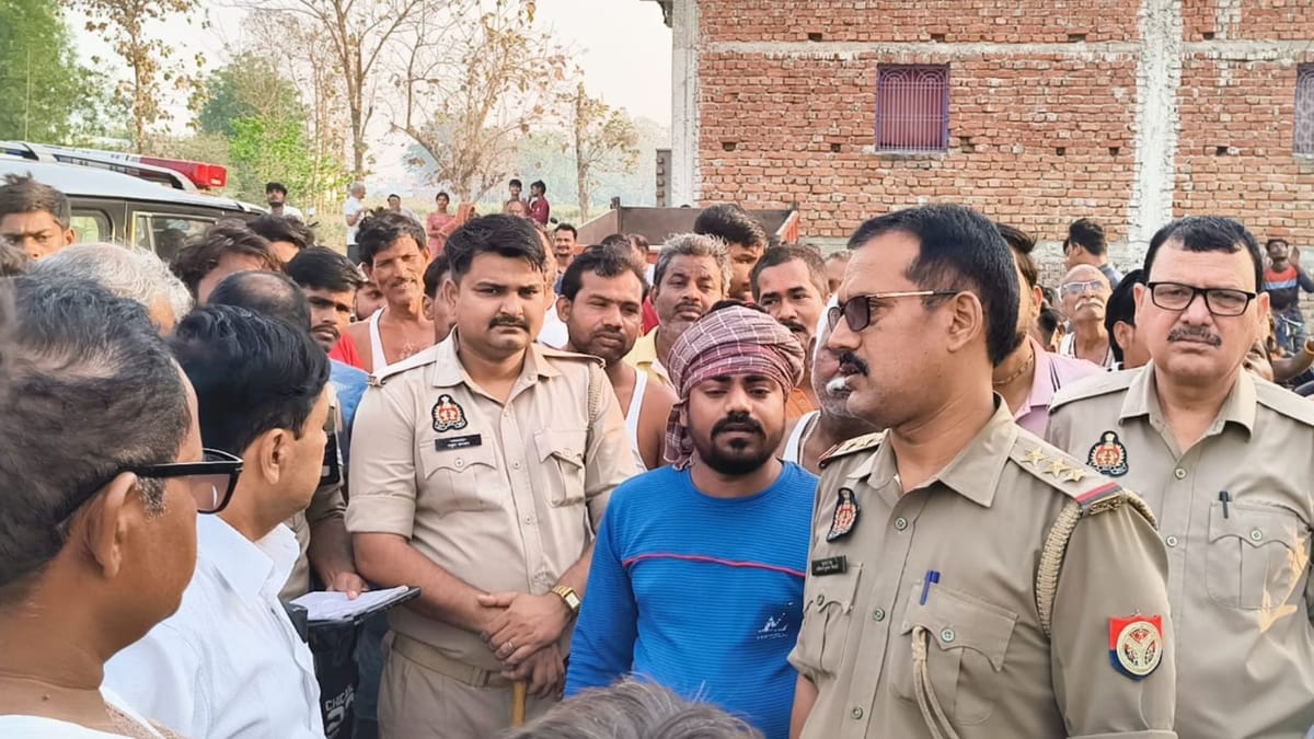 UP: दो बार प्रेमी के साथ भागी विवाहिता पति के लिए टावर पर चढ़ी, बोली- लवर गरीब है; जानें हाईवोल्टेज ड्रामा