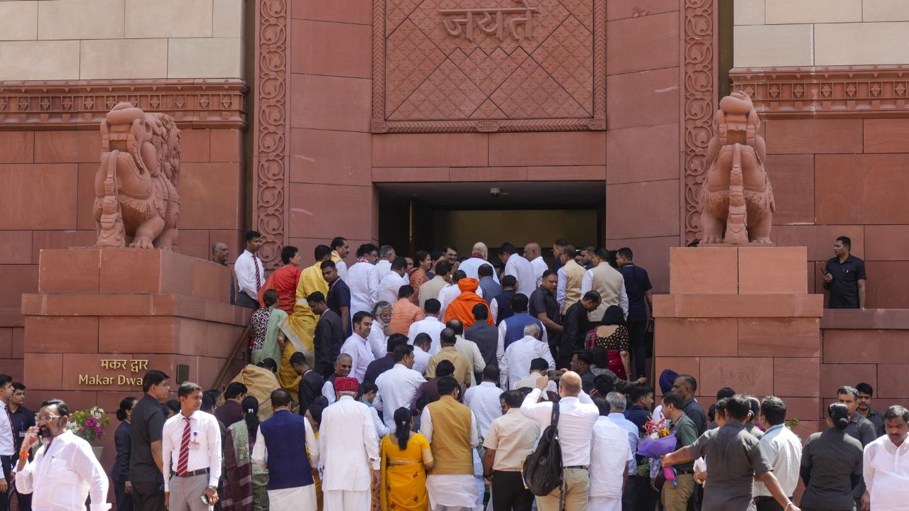 Live: महिला आरक्षण और परिसीमन पर संसद में हंगामा, पढ़ें हर जरूरी अपडेट