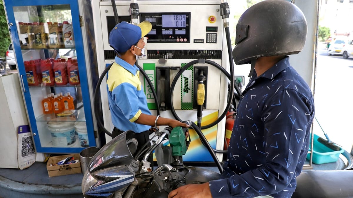 Petrol Price: पड़ोसी देशों में आसमान छू रहीं पेट्रोल की कीमतें; जानें भारत में क्या है आज के भाव