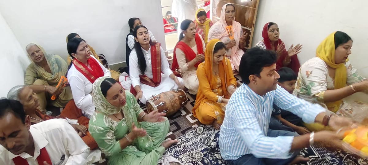 Yamuna Nagar News: श्रद्धालुओं ने दुर्गा चालीसा का पाठ कर की सामूहिक आरती