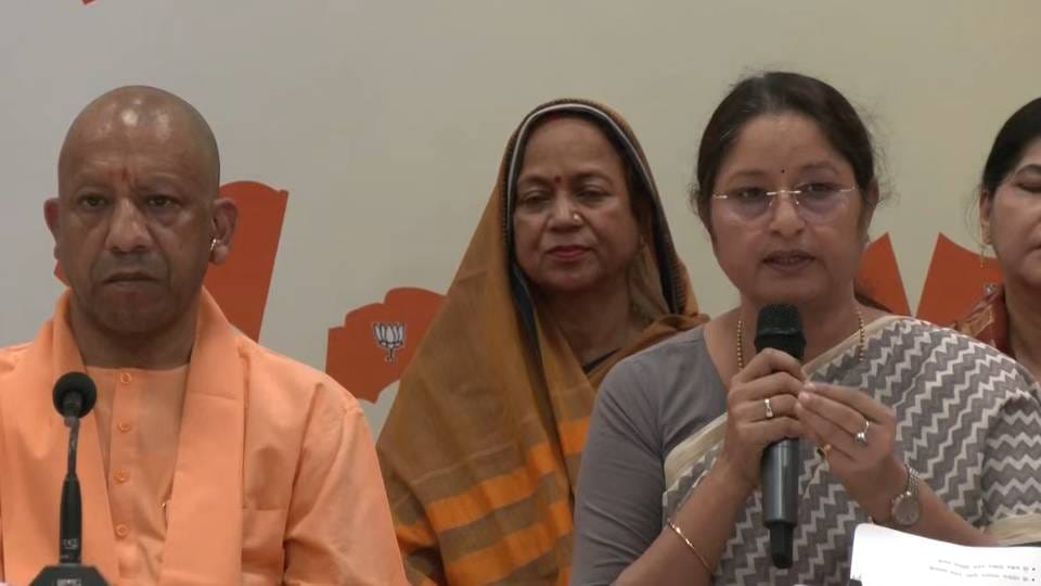 UP: सीएम योगी व केंद्रीय मंत्री अन्नपूर्णा देवी की प्रेसवार्ता, बोलीं-विपक्ष नहीं चाहता महिलाओं को अधिकार मिले