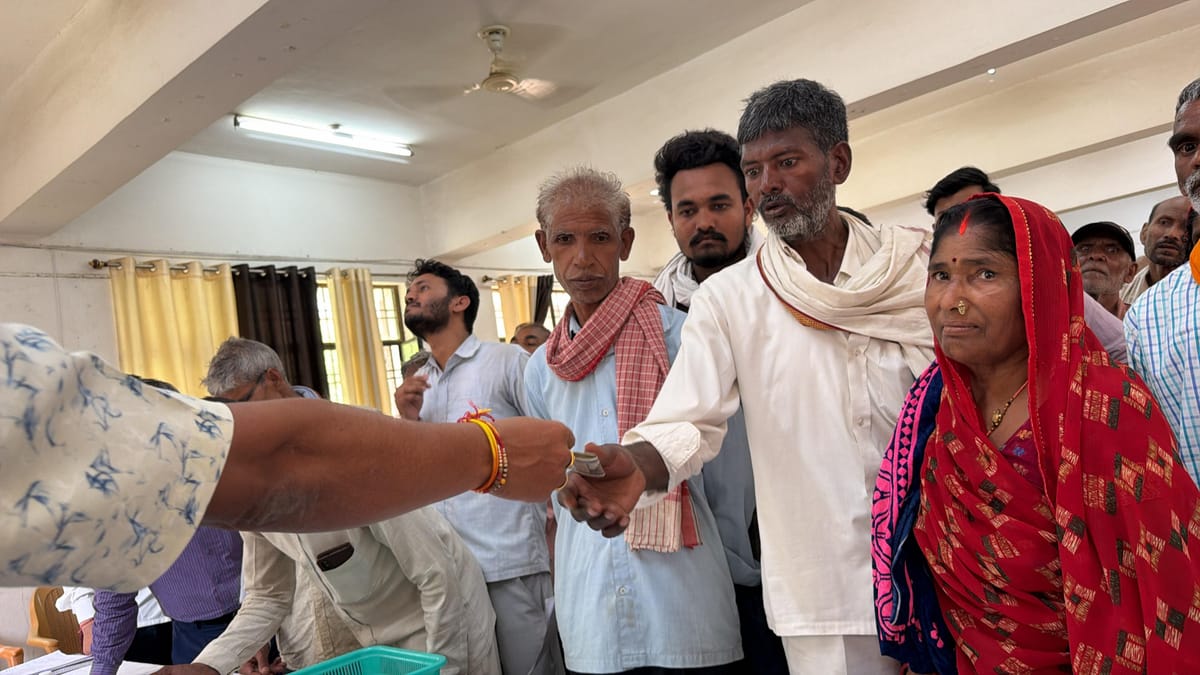 Mau News: महिला ने की दाखिल-खारिज के लिए घूस लेने की शिकायत, सीआरओ ने दो कर्मचारियों को पुलिस को सौंपा