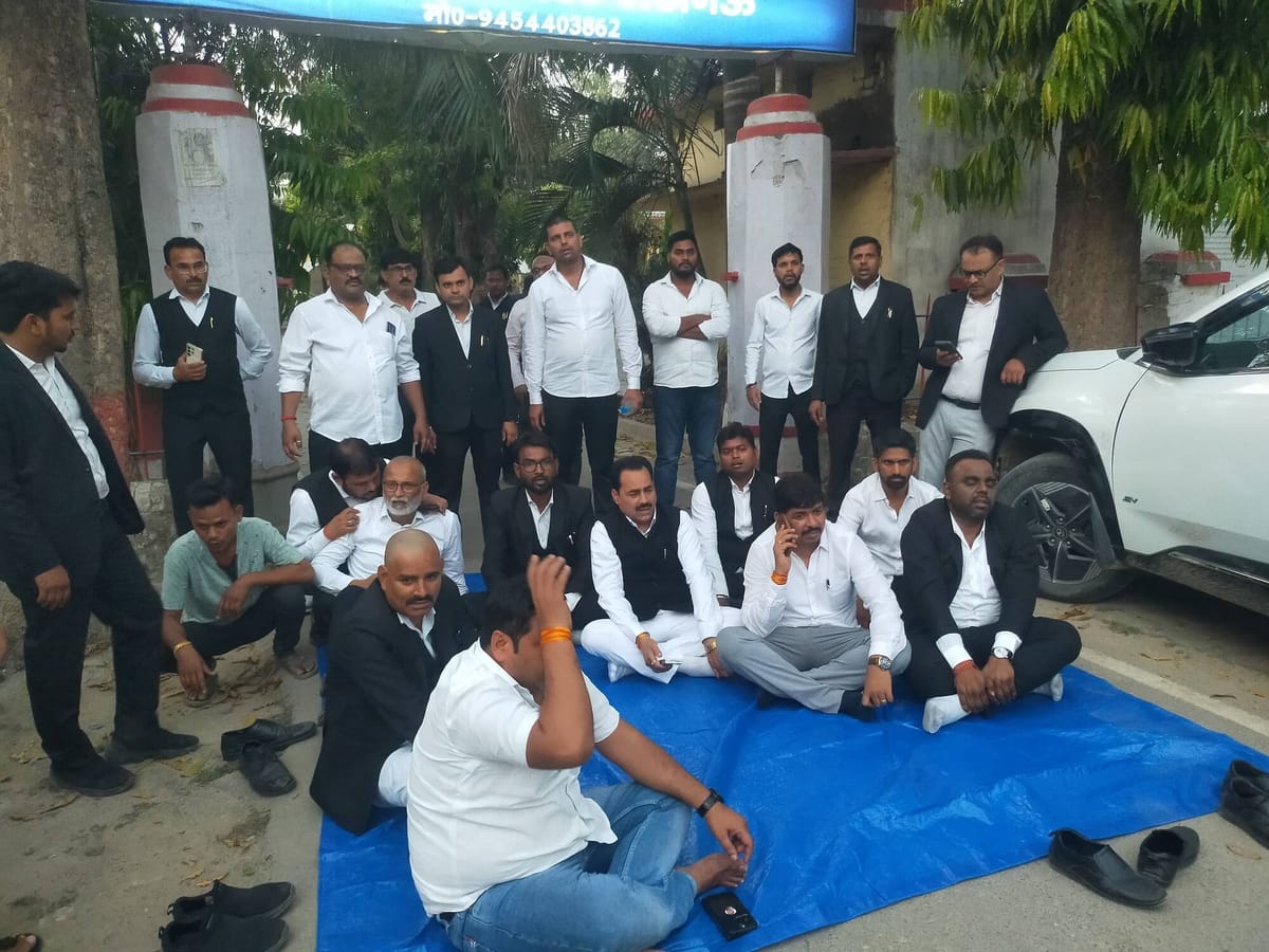 Lucknow News: एक पक्षीय कार्रवाई से नाराज वकीलों ने मलिहाबाद थाने के बाहर दिया धरना