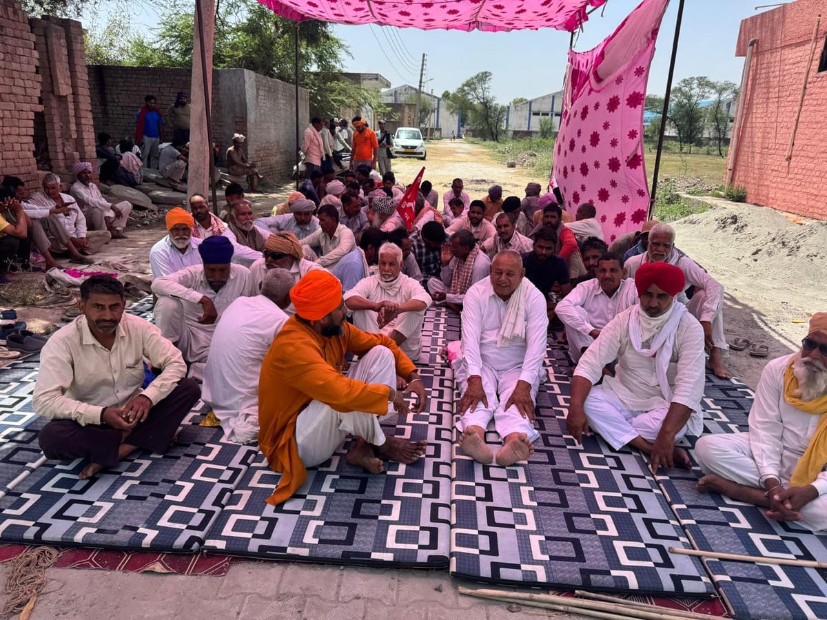 Fatehabad News: गेहूं को दूर गोदामों में भेजने पर मंडी की पल्लेदार यूनियन ने किया प्रदर्शन