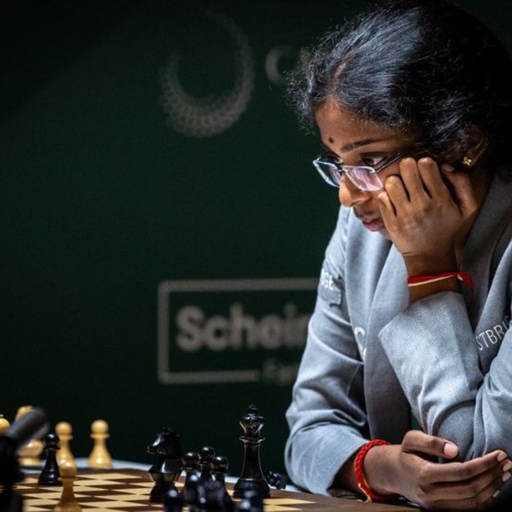 चेस कैंडिडेट्स टूर्नामेंट- वैशाली ने रूसी खिलाड़ी को हराया:टॉप पर बरकरार, प्रज्ञानानंदा ने ड्रॉ खेला; टूर्नामेंट के 3 राउंड बाकी