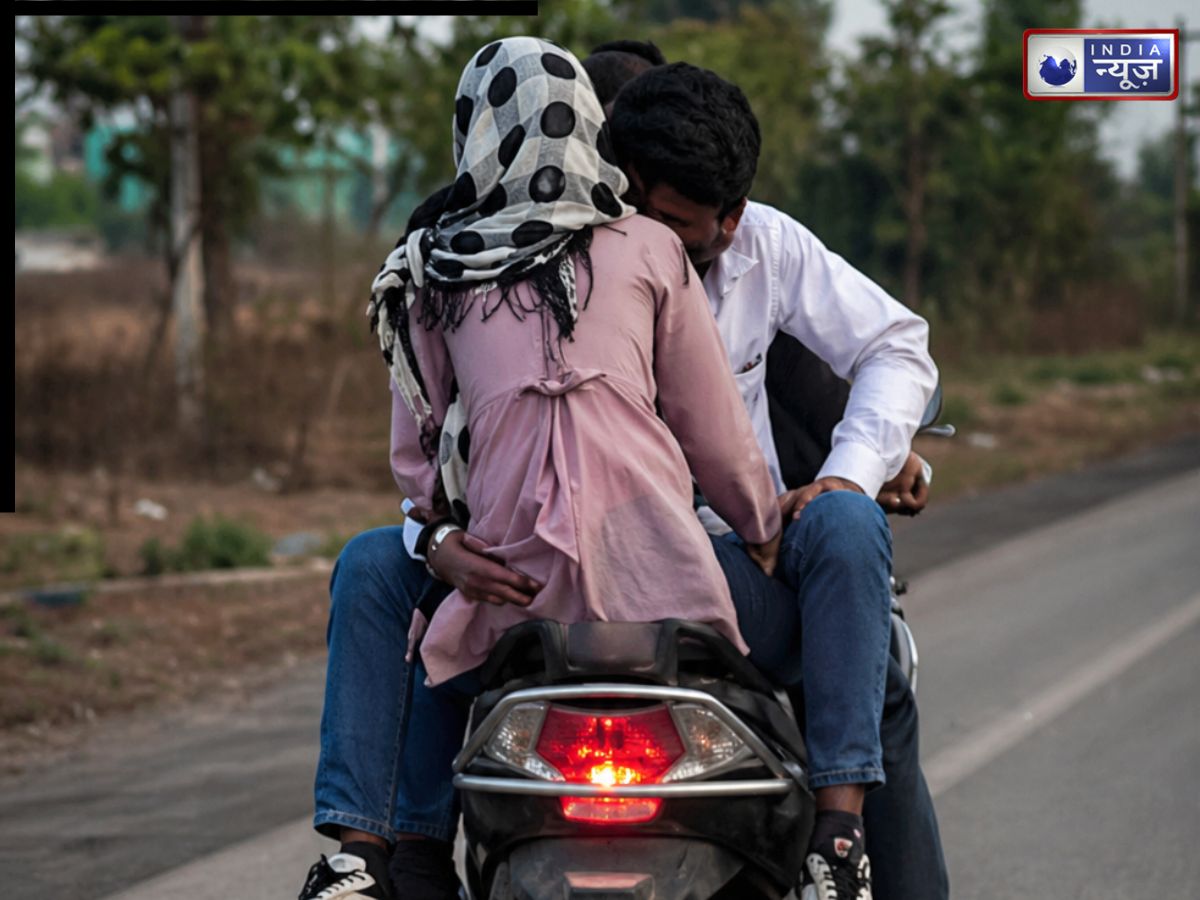 चलती गाड़ी पर इश्क का खेल! नियमों को ताक पर रख ‘लैला-मजनू' का रोमांस, वीडियो वायरल